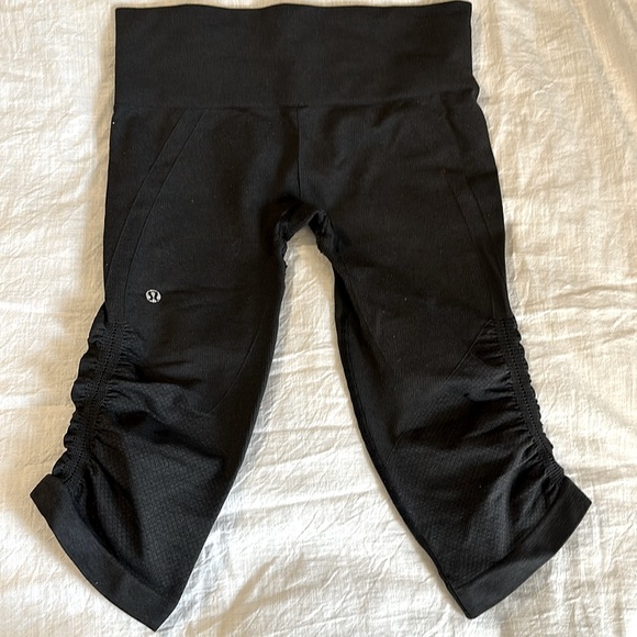 Lululemon workout capris - Picture 3 of 6